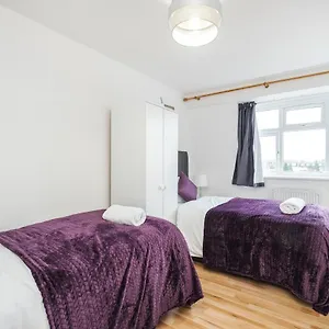 Spacious 3 Bed 1 Bath Hse W Guest Toilet W Parking Near Excel - E16 London
