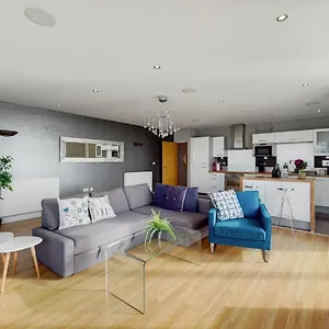 Deluxe Three Bedroom By Excel London