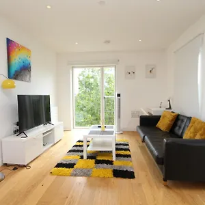 Spacious & Modern 1 Bedroom Close To Station In E16 London